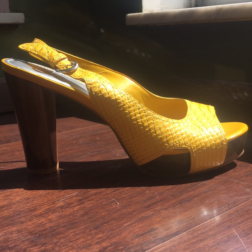 Gianni Bini yellow heels 9.5M